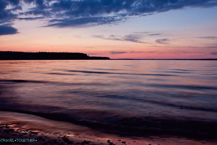 Sunset. Jezero Volgo.