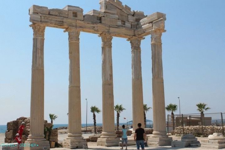 Side, Agora i hram Tychea