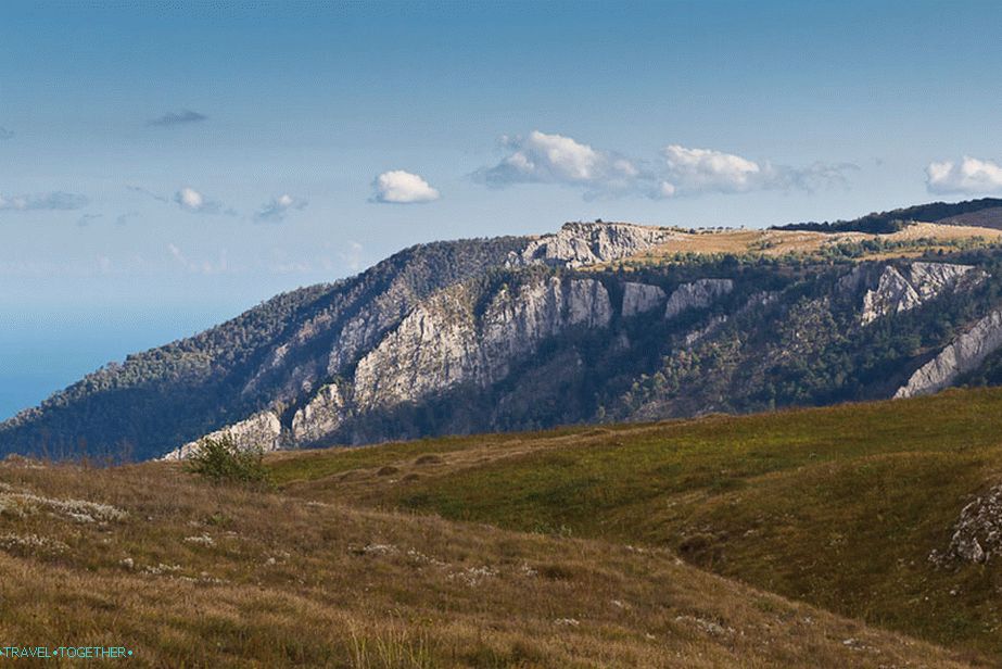 U daljini, sunce sija Demerdzhi yaylu