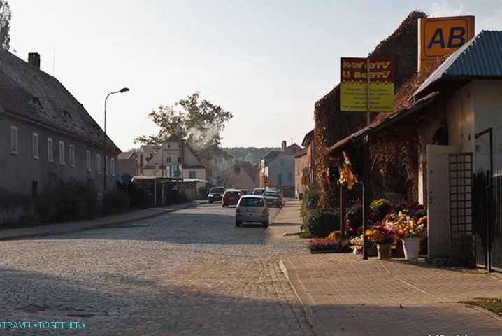 A dešava se da su u malim gradovima u Poljskoj trotoari obloženi kamenom.
