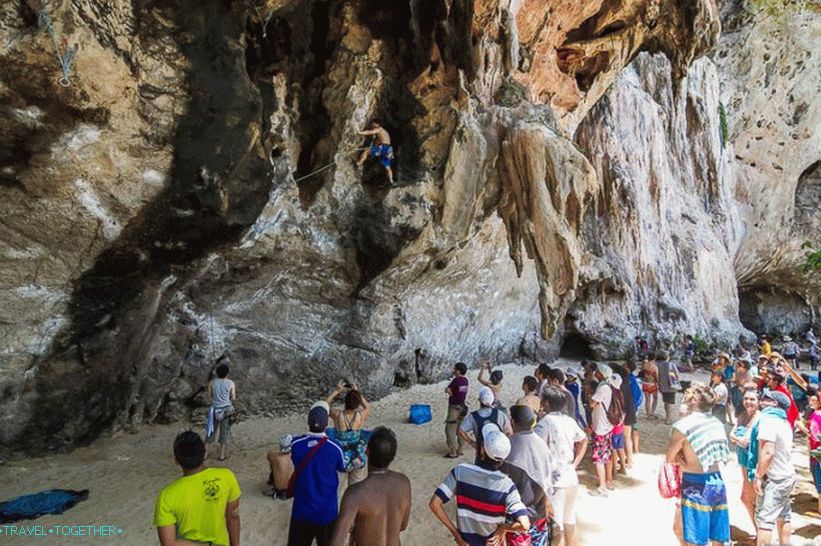 Na plaži Pranang svi su veoma zainteresovani za par penjača