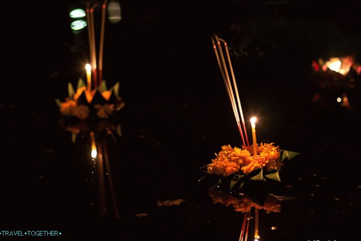 Krathong lebdi po vodi, oduzimajući sve nevolje