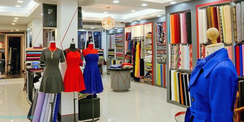Kupi odjeću u modnoj galeriji g. Singha na Phuketu