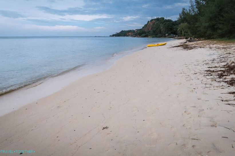Na krajnjoj desnoj strani plaže Gola plaža su stijene