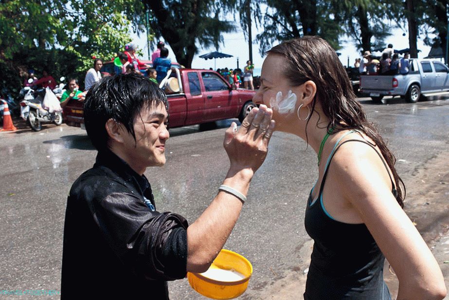 Dakle, nježno i osuđujuće, sretan Songkran, razmazani obrazi od talka