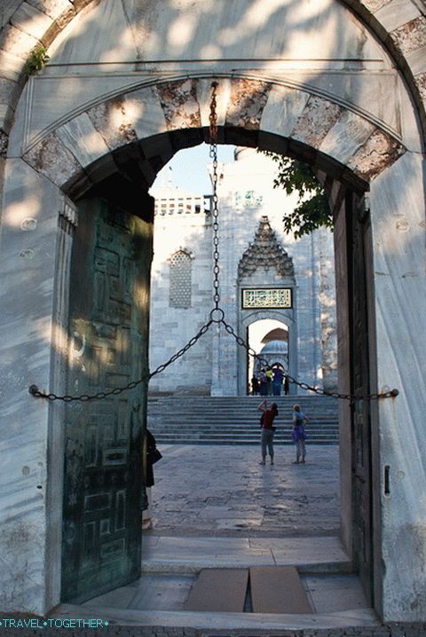Ulaz u Sultanahmet. Ko zna zašto lanac visi?