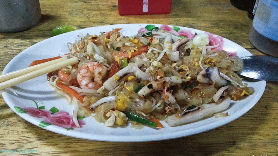 Pad Thai na Koh Chang za 50 bahta, u obližnjem kafiću, ali već 100 bahta na plaži