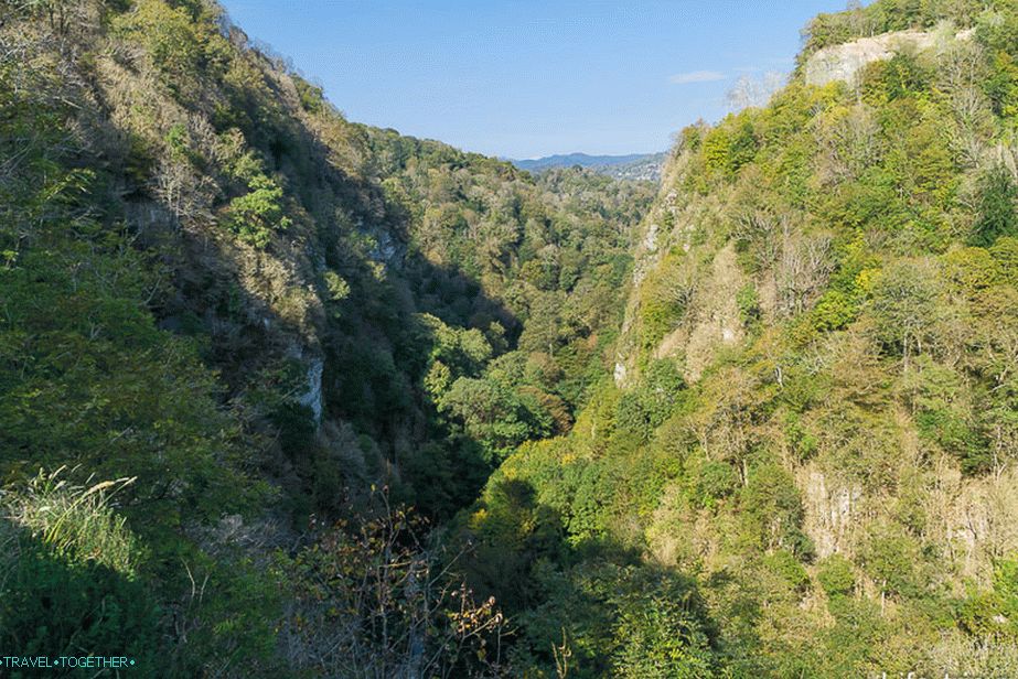 Dolina rijeke Khosta sužava se i pretvara u kanjon