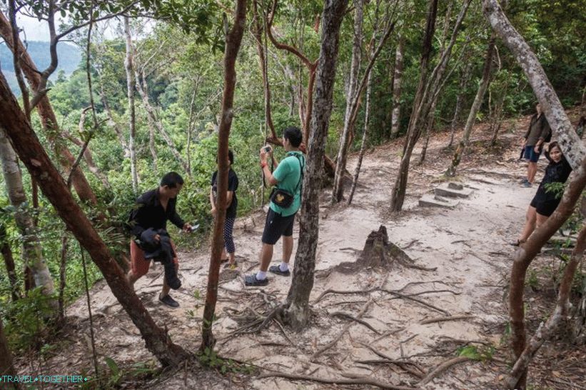 Staza vodi duž lijeve padine, pogled na zaliv Phang Nga