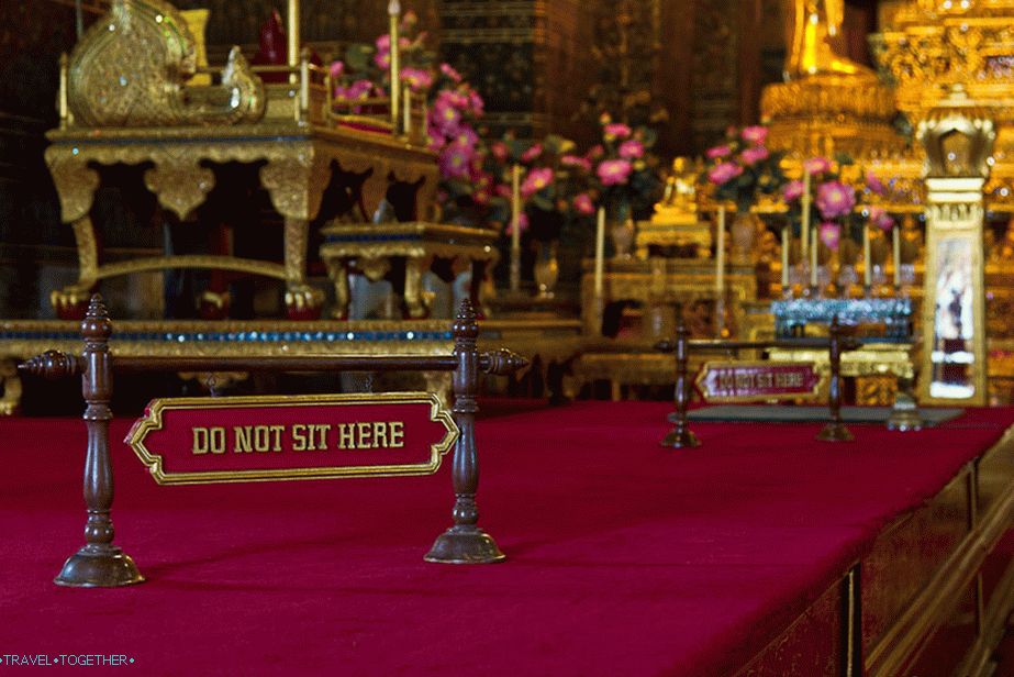 Samo monasi mogu sjediti na modnoj pisti u hramu