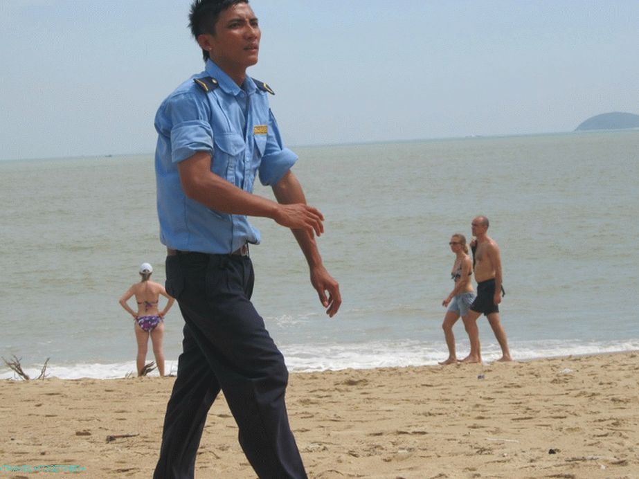 Čuvar na plaži u Nha Trangu