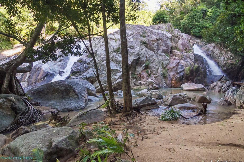 Tajna Glade s pješčanom plažom i vodopadom