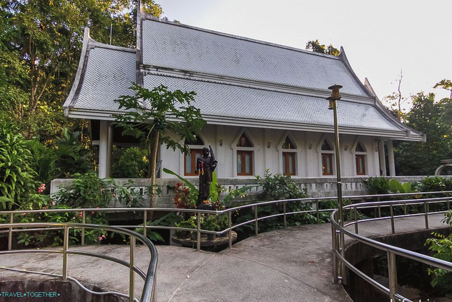 Hram je okružen mostovima i sjajnim rukohvatima
