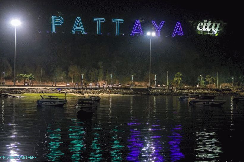 Pogled na slova PATTAYA sa pristaništa Bali Hai