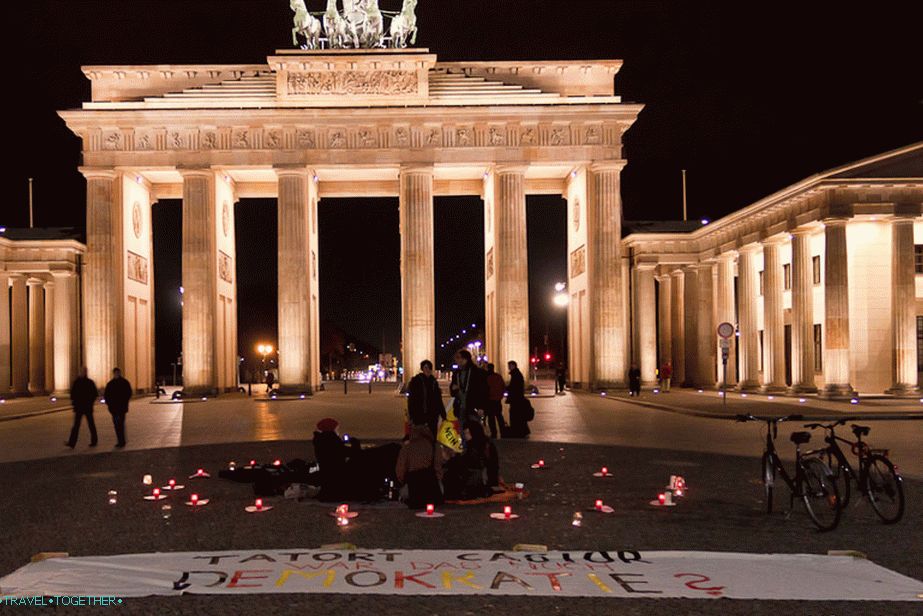 Mini-slaganje na Brandenburškoj kapiji u Berlinu