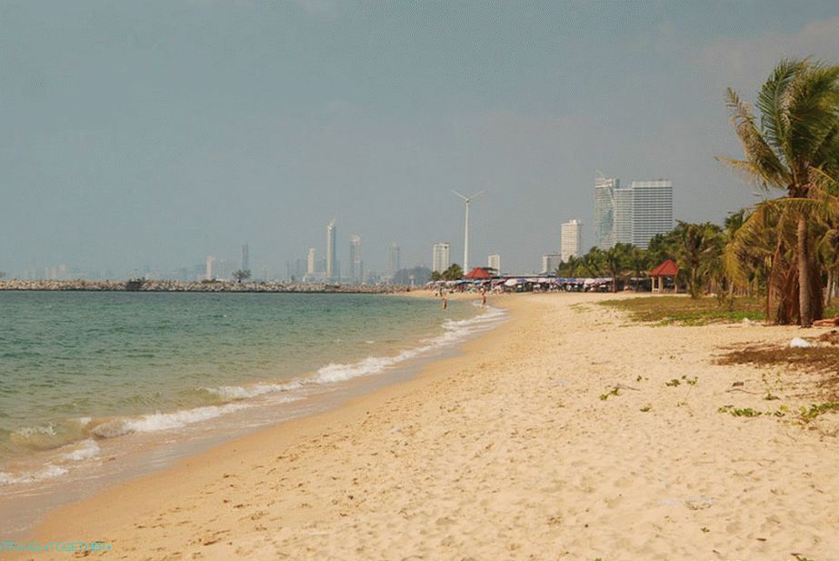 Plaža na pozadini visokog Pataja