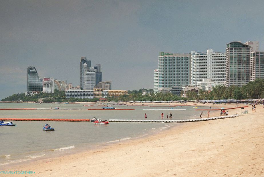 Grupa visokih zgrada na lijevoj strani je plaža Wongamat u Naklui