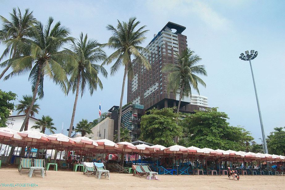 Pogled sa plaže na Centralni tržni centar i hotel Hilton iznad njega