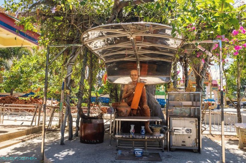 Wat Suwankiriket u Phuket - Karon hram i noćna tržnica