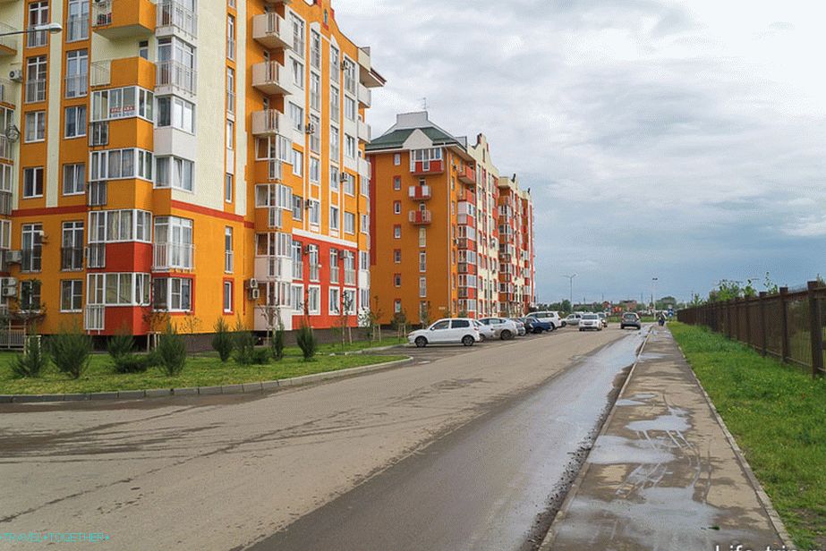 Levo Evropa-grad, desno ograđeno nemačko selo