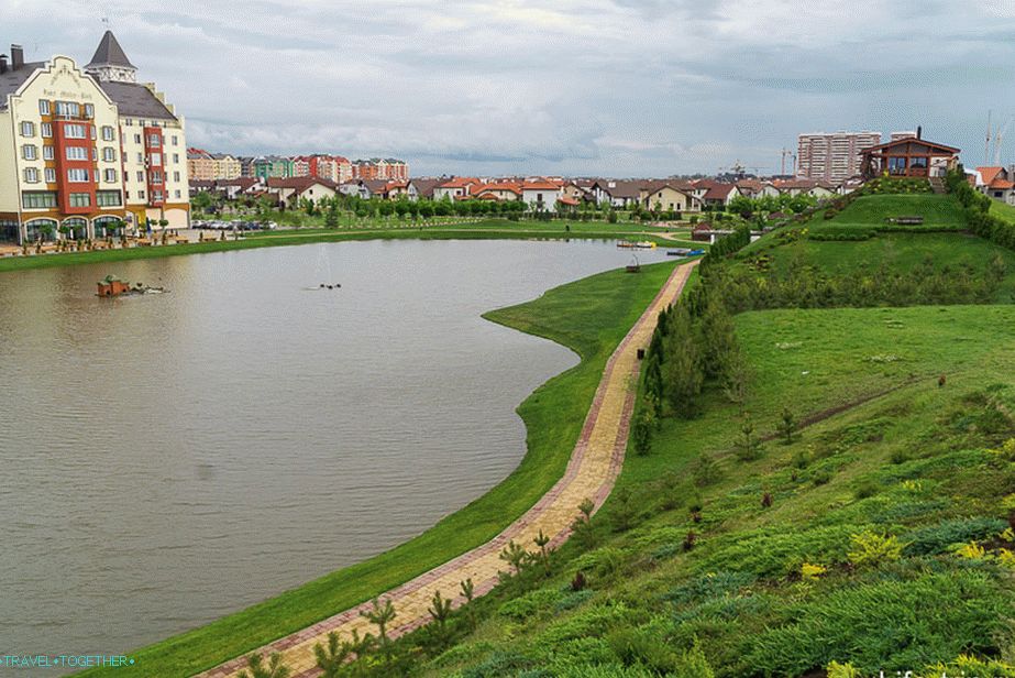 Jezero i pogled na kolibe Evrope u nemačkom selu